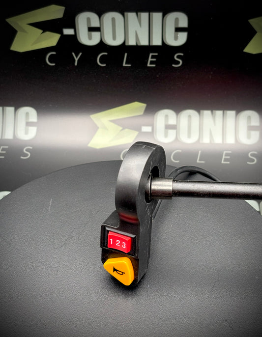 Elementos esenciales del controlador: interruptor de 3 velocidades precableado con botón de refuerzo/regeneración