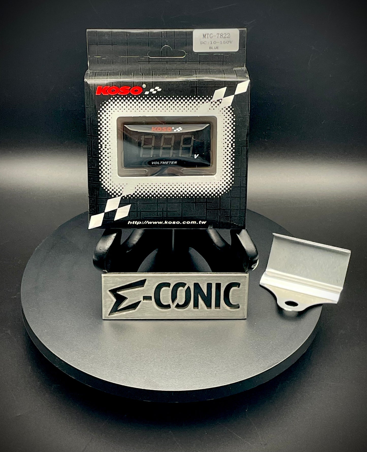 Elementos esenciales del controlador: voltímetro Koso (10-150 V) con soporte, LED azul