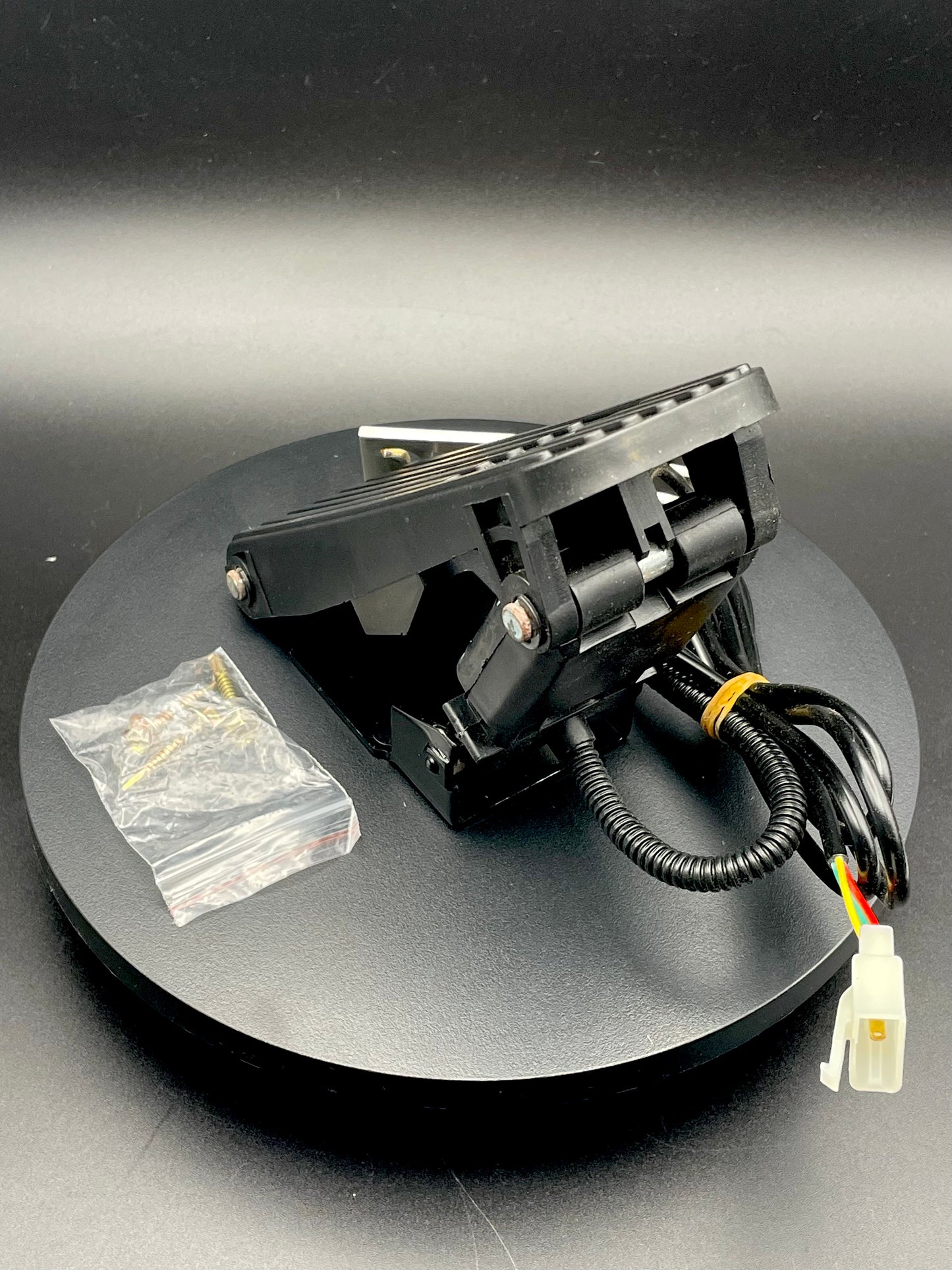 Elementos esenciales del controlador: Pedal de acelerador precableado (FD)